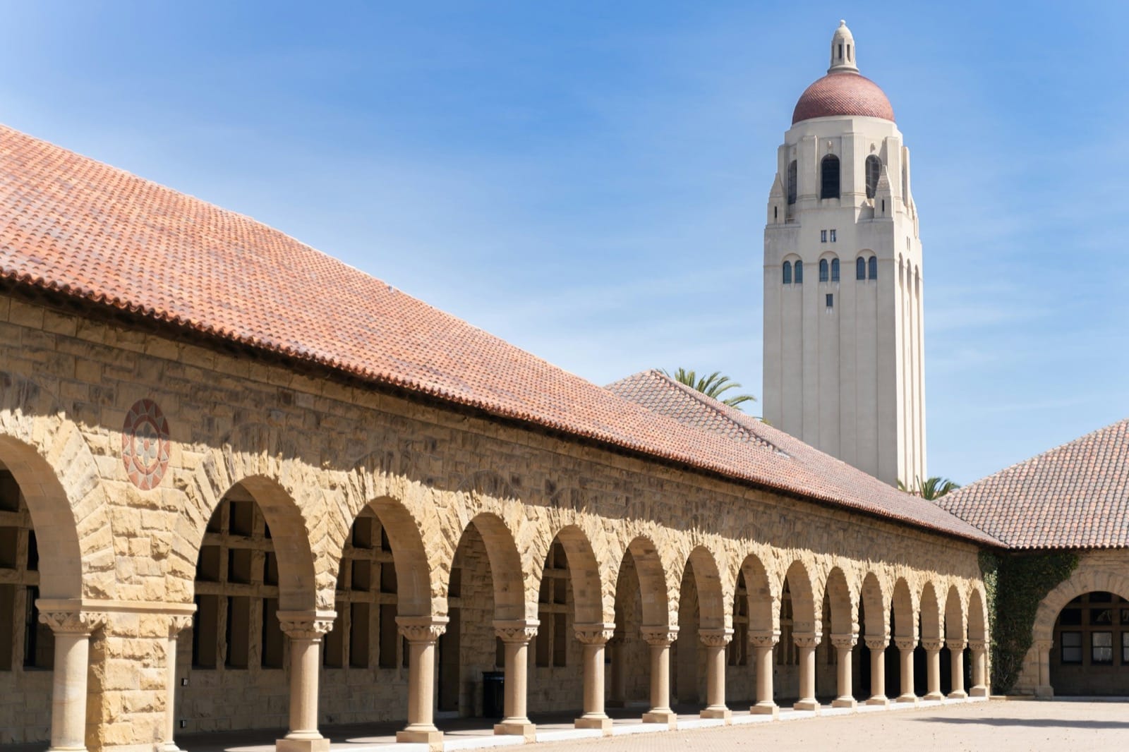 Stanford University Hoover Tower 与 Main Quad 拱廊